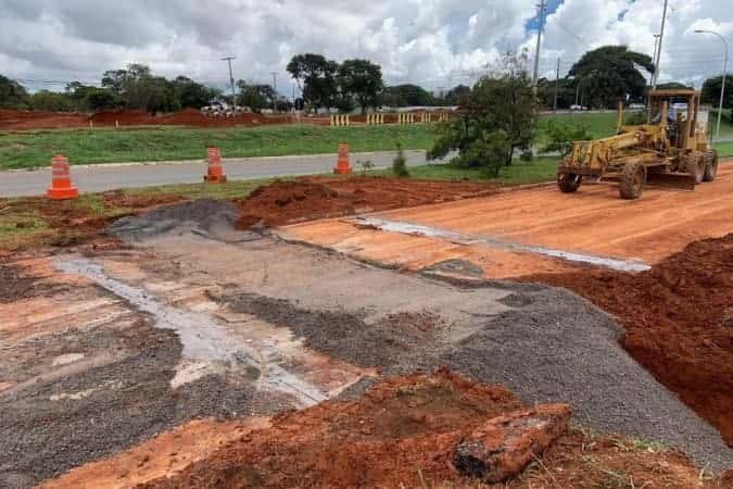 Obras para fechar cratera no Setor Policial devem terminar nesta quinta