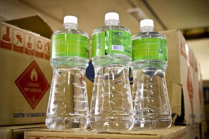 Anvisa autoriza comércio de álcool 70% por conta das enchentes no RS