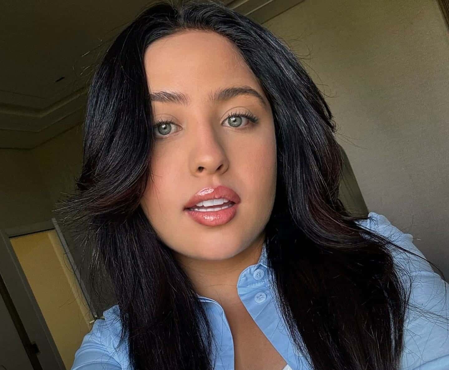 Mari Fernandez faz convite à cantora que se apresentou apenas para o pai