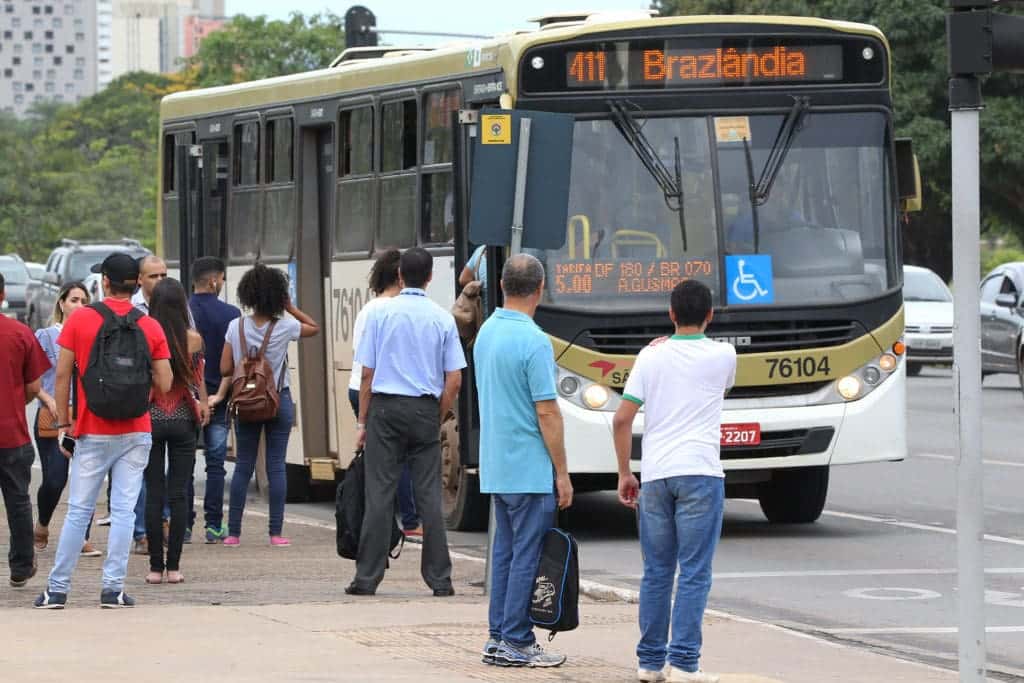 Pagamento de passagem de ônibus com dinheiro começa a ser extinto no DF; entenda