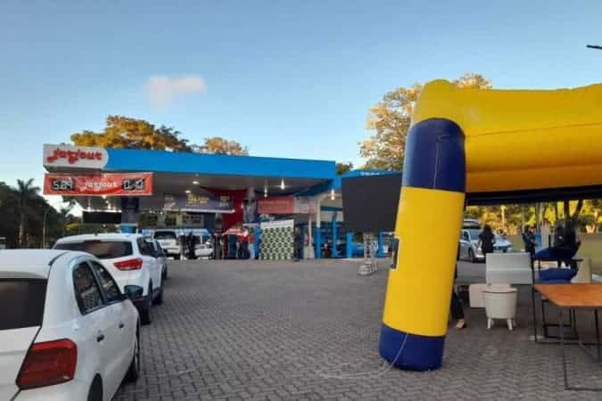 Dia Livre de Impostos: motoristas aguardam mais de três horas para aproveitar promoção