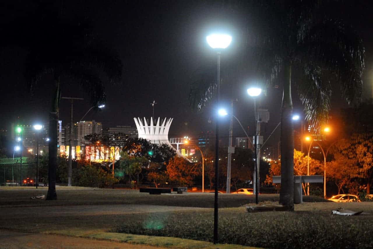 Distrito Federal terá iluminação 100% em LED, afirma presidente da CEB