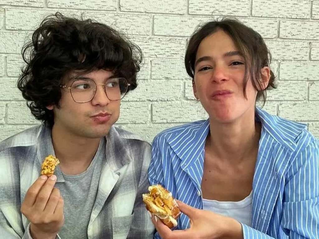 Xolo Maridueña se pronuncia sobre ter sido traído por Bruna Marquezine