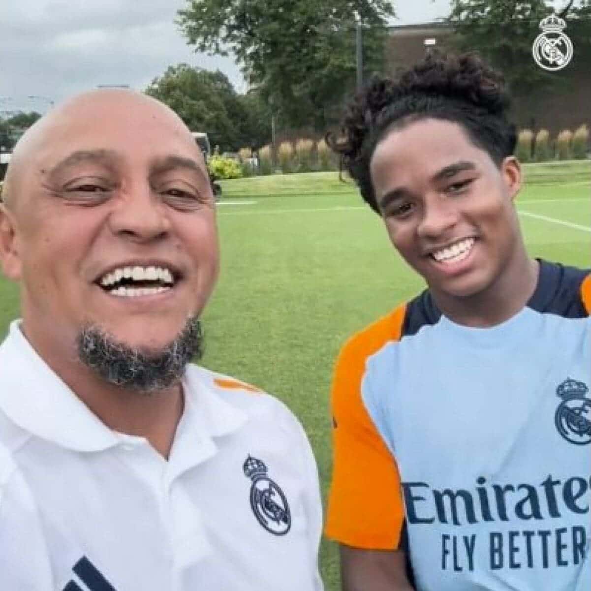 Endrick faz golaços em treino do Real Madrid, e posa com Roberto Carlos