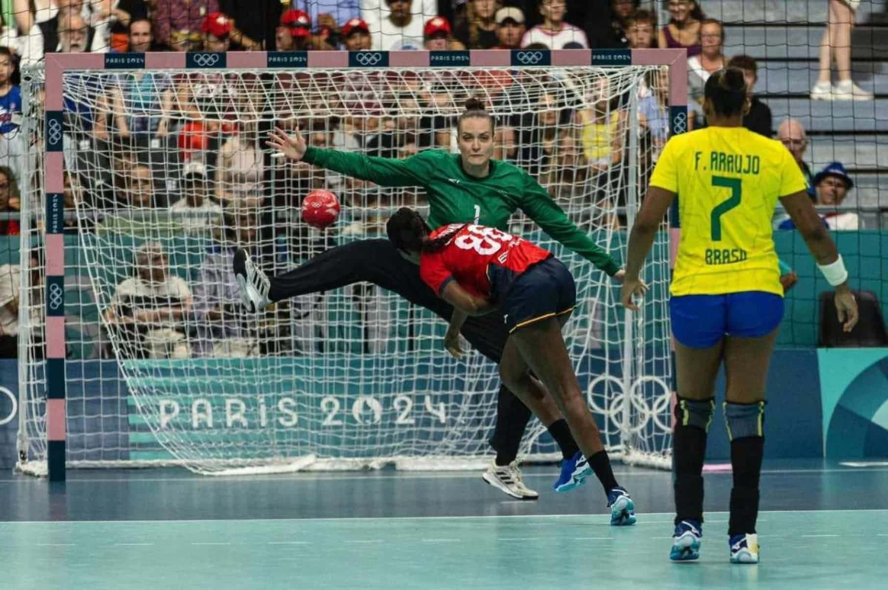 Defesas de goleira de handebol do Brasil viralizam na web; confira