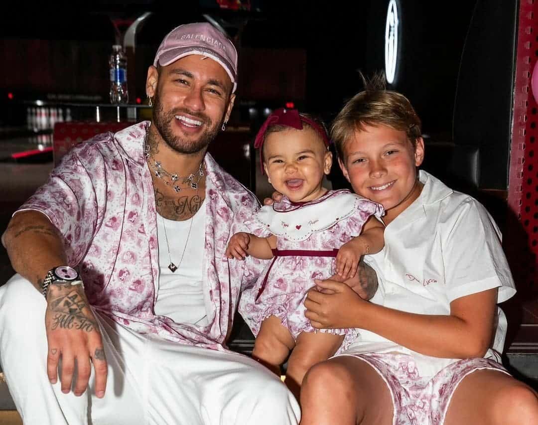 Neymar celebra dia dos pais e posta foto com seus filhos