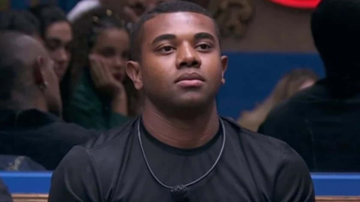 Davi Brito faz campanha para si mesmo e pede dinheiro aos fãs