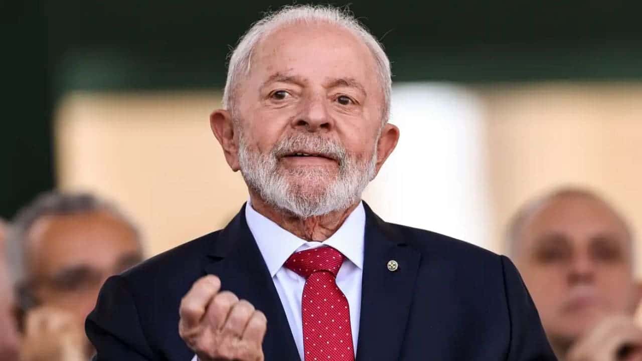 Presidente Lula é operado em São Paulo após dores de cabeça