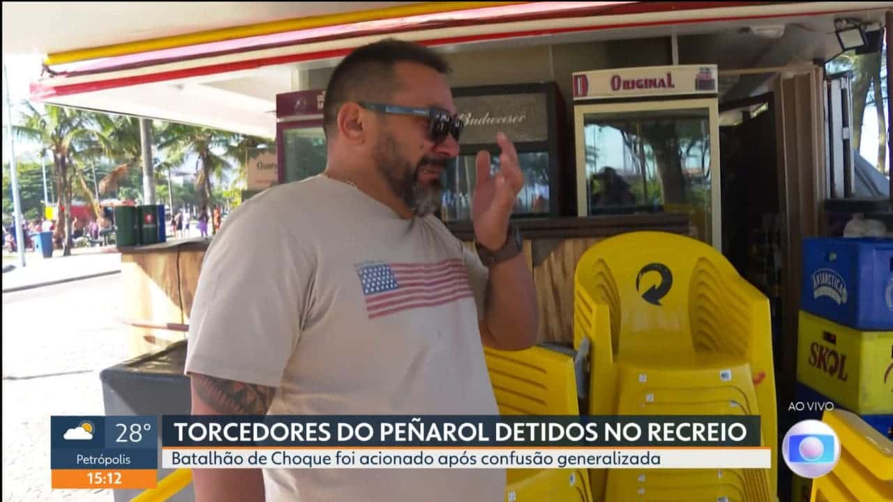 Empresário chora após ter quiosque destruído por torcedores do Peñarol em praia do Rio