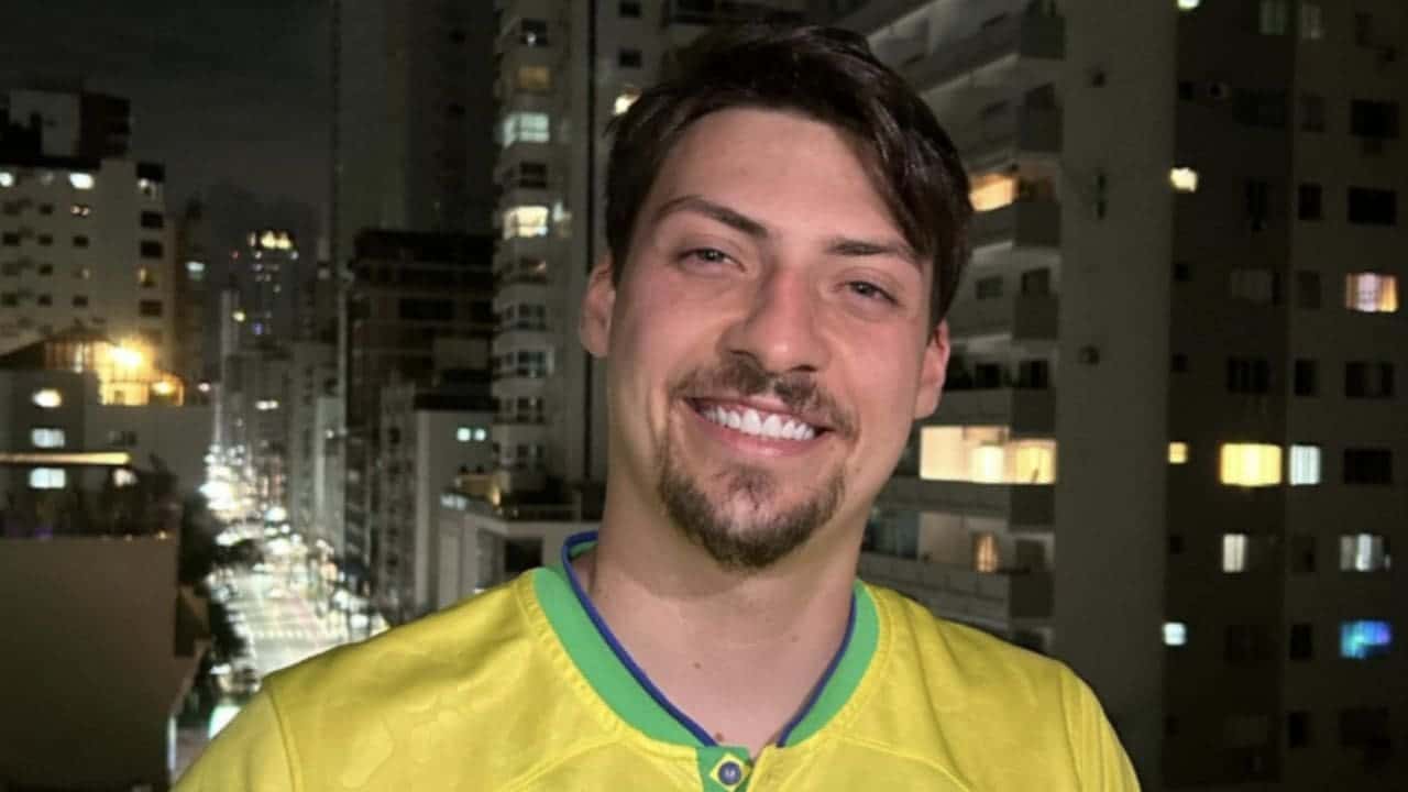 Filho de Bolsonaro anuncia férias após ser eleito vereador