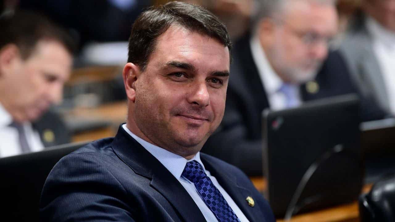 ‘Pensar em matar não é crime’, afirma Flávio Bolsonaro ao criticar operação da PF