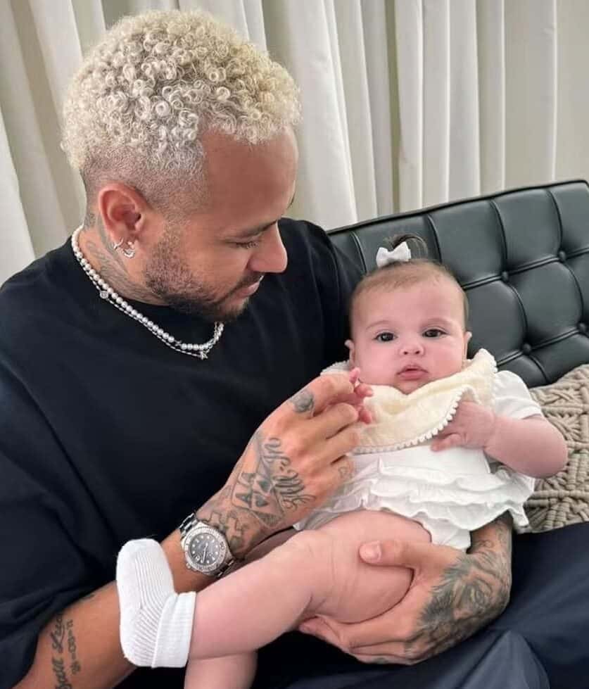 Neymar visita a filha caçula, Helena, e web reage