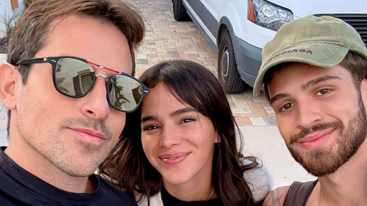Bruna Marquezine e João Guilherme são massacrados após posarem com empresário acusado de racismo