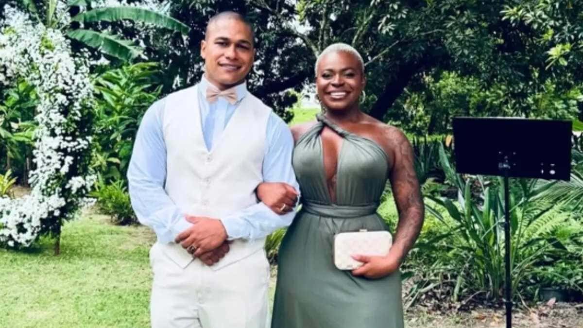 Jojo Todynho empina o bumbum na piscina e dá beijão em novo namorado