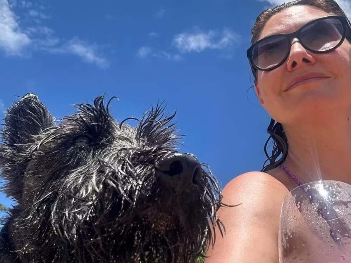 Lavínia Vlasak posa de biquíni na companhia de pet