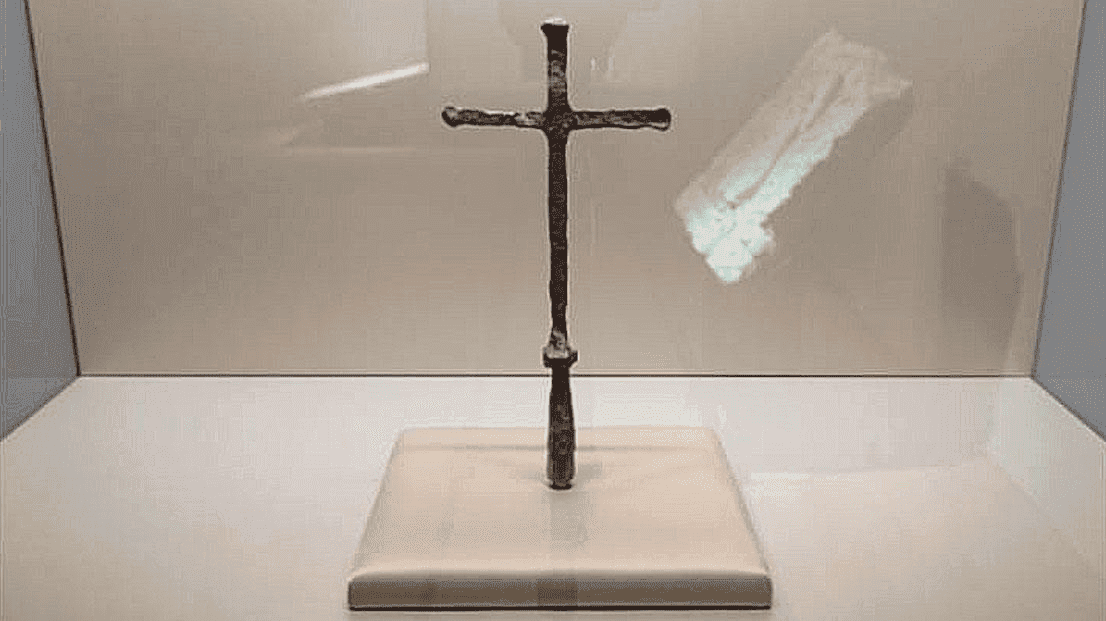 Cruz histórica da primeira missa no Brasil retorna ao país e passará pelo DF