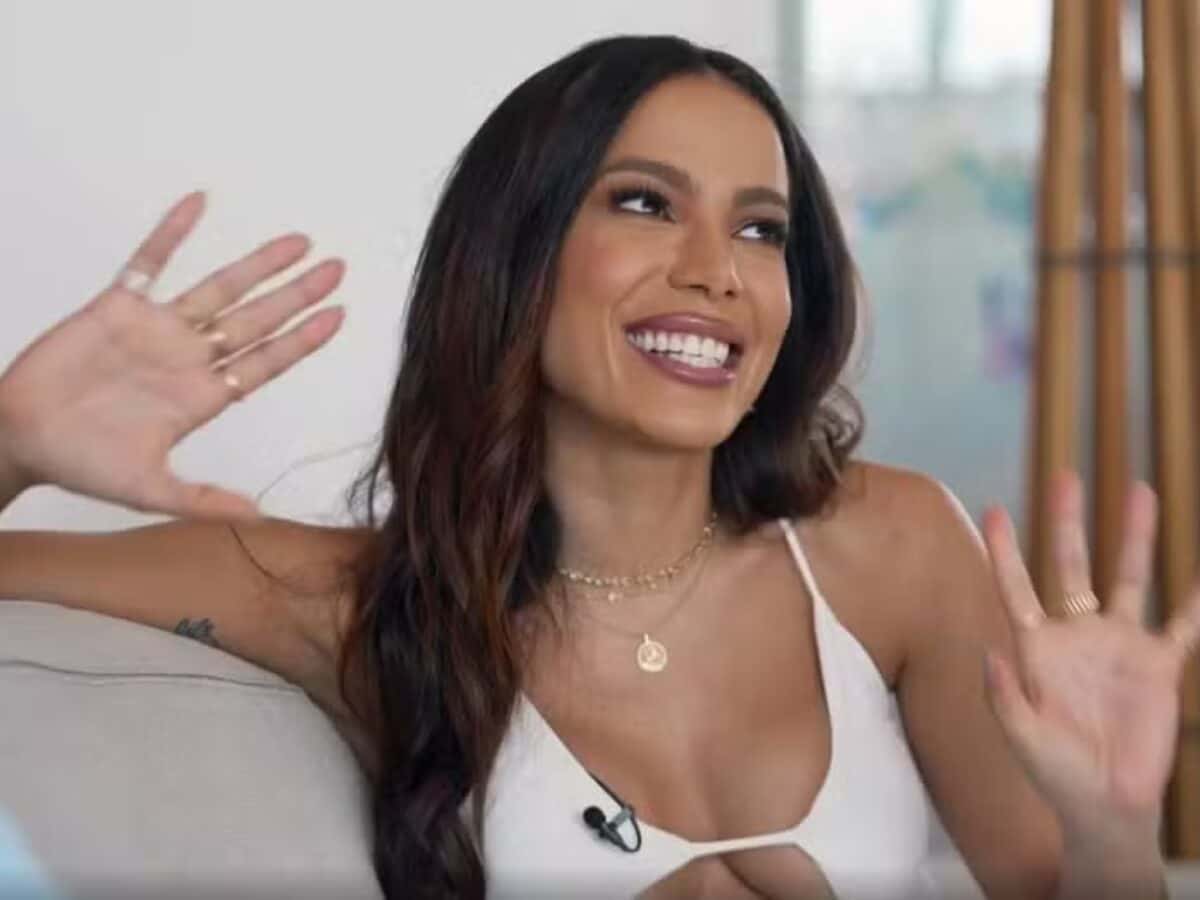 Anitta contesta uso de seu nome por farmacêutica em produtos de beleza