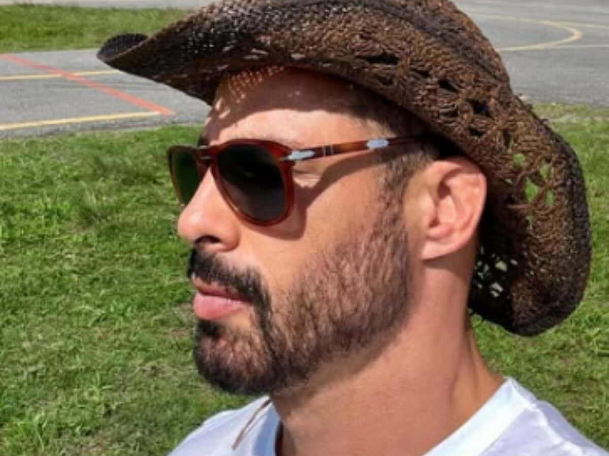 Cauã mostra foto tomando banho após boato de mau odor em ‘Vale Tudo’