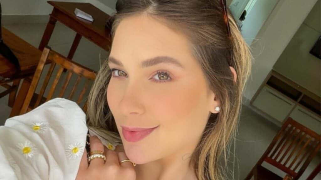 Virginia Fonseca surge de biquíni rosa e assusta com barriga negativa
