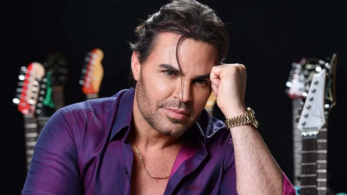 Eduardo Costa surge careca em show e surpreende fãs