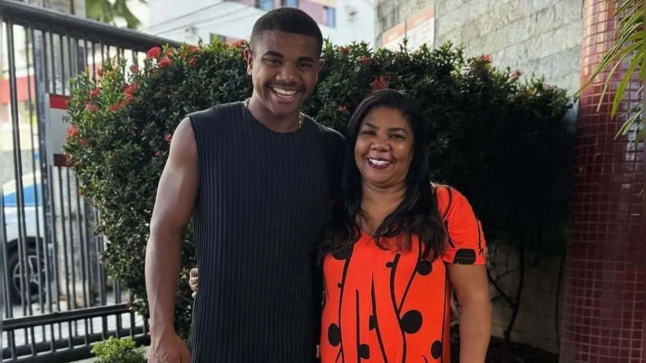 Mãe de Davi Brito fala em ‘preconceito’ ao defender filho de ataques