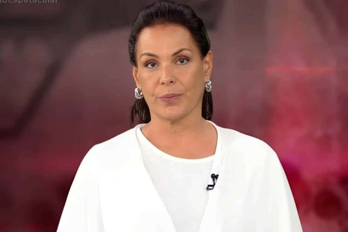 Carolina Ferraz revela ter passado perrengue com ‘chip da beleza’