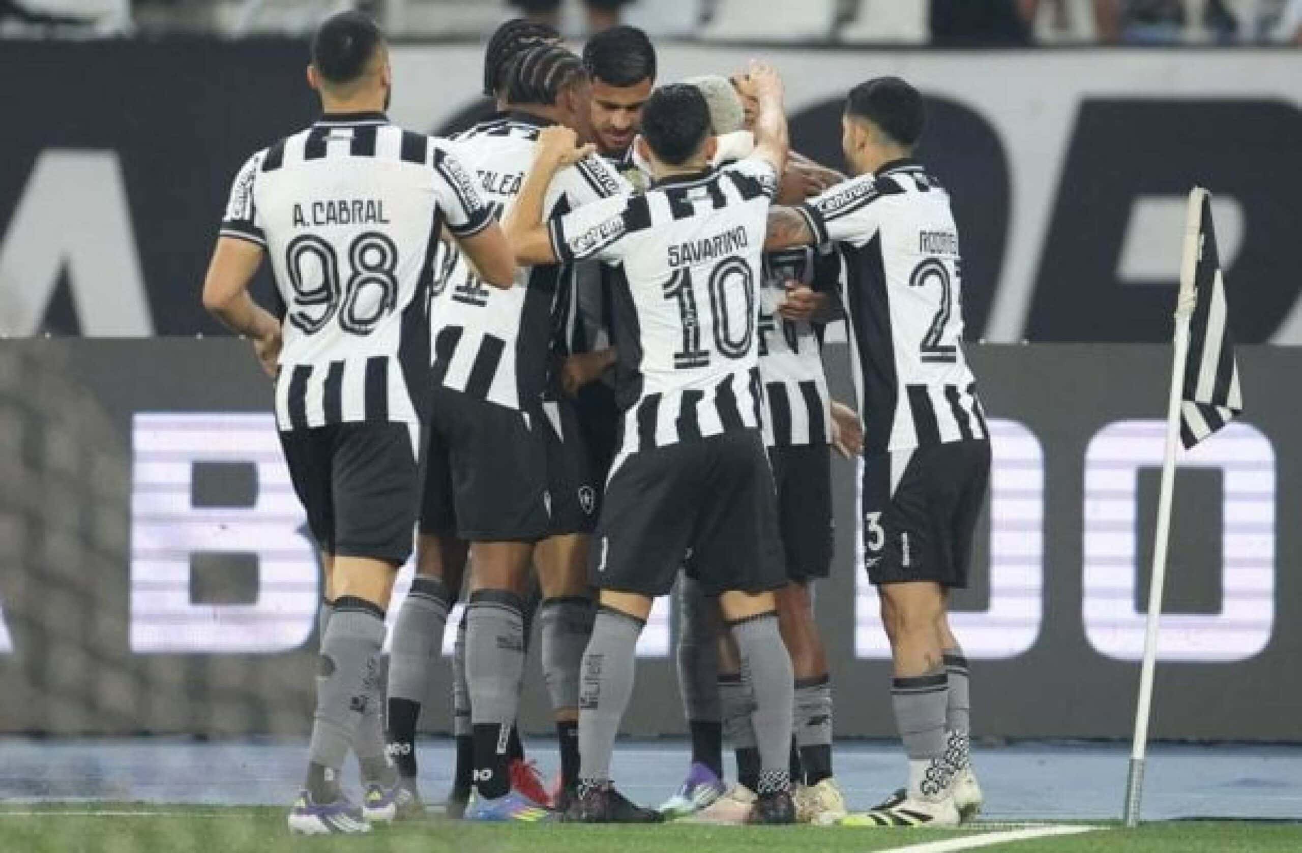 Em noite de golaços, Botafogo se impõe sobre Bragantino e fica perto do G4