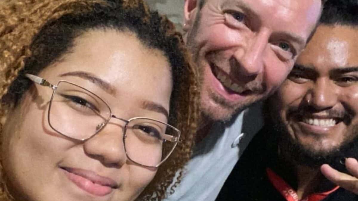 Fã sai para comprar açaí de madrugada e dá de cara com Chris Martin no meio da rua em Belém