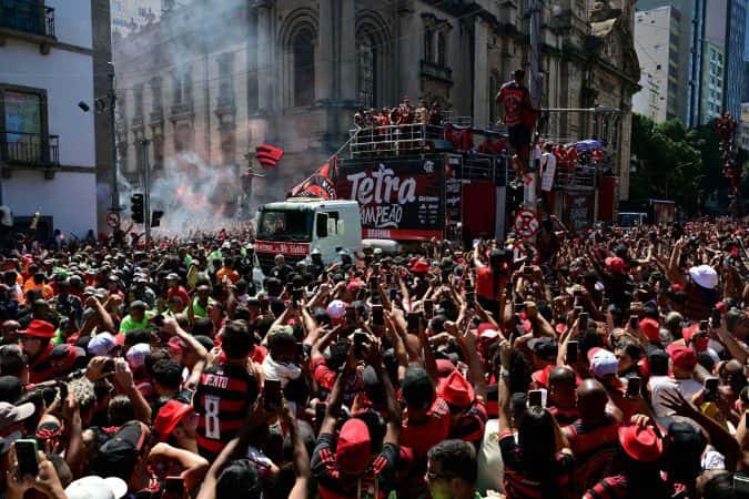 Festa do tetra: multidão de flamenguistas celebra Libertadores no centro do Rio