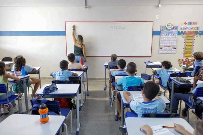 Ibaneis sanciona lei que autoriza uso de câmeras em escolas do DF