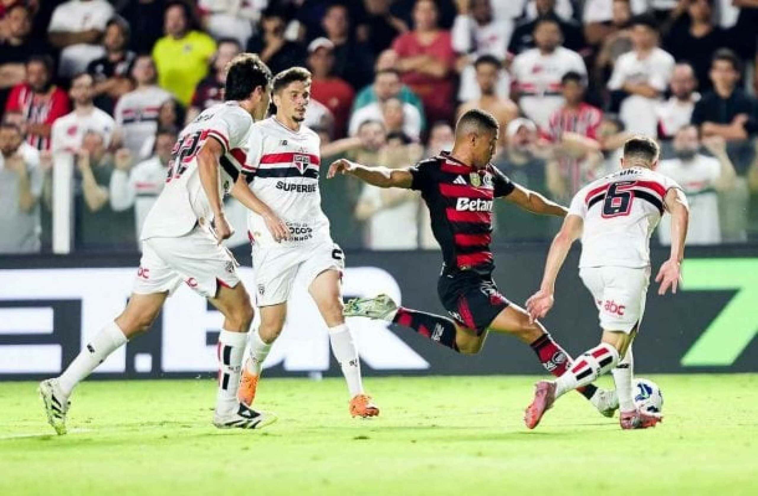 São Paulo e Flamengo empatam em grande jogo na Vila Belmiro