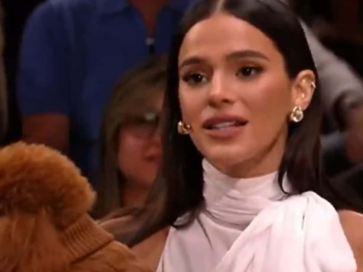 Bruna Marquezine diz ter “guarda compartilhada” de cães com ex famoso