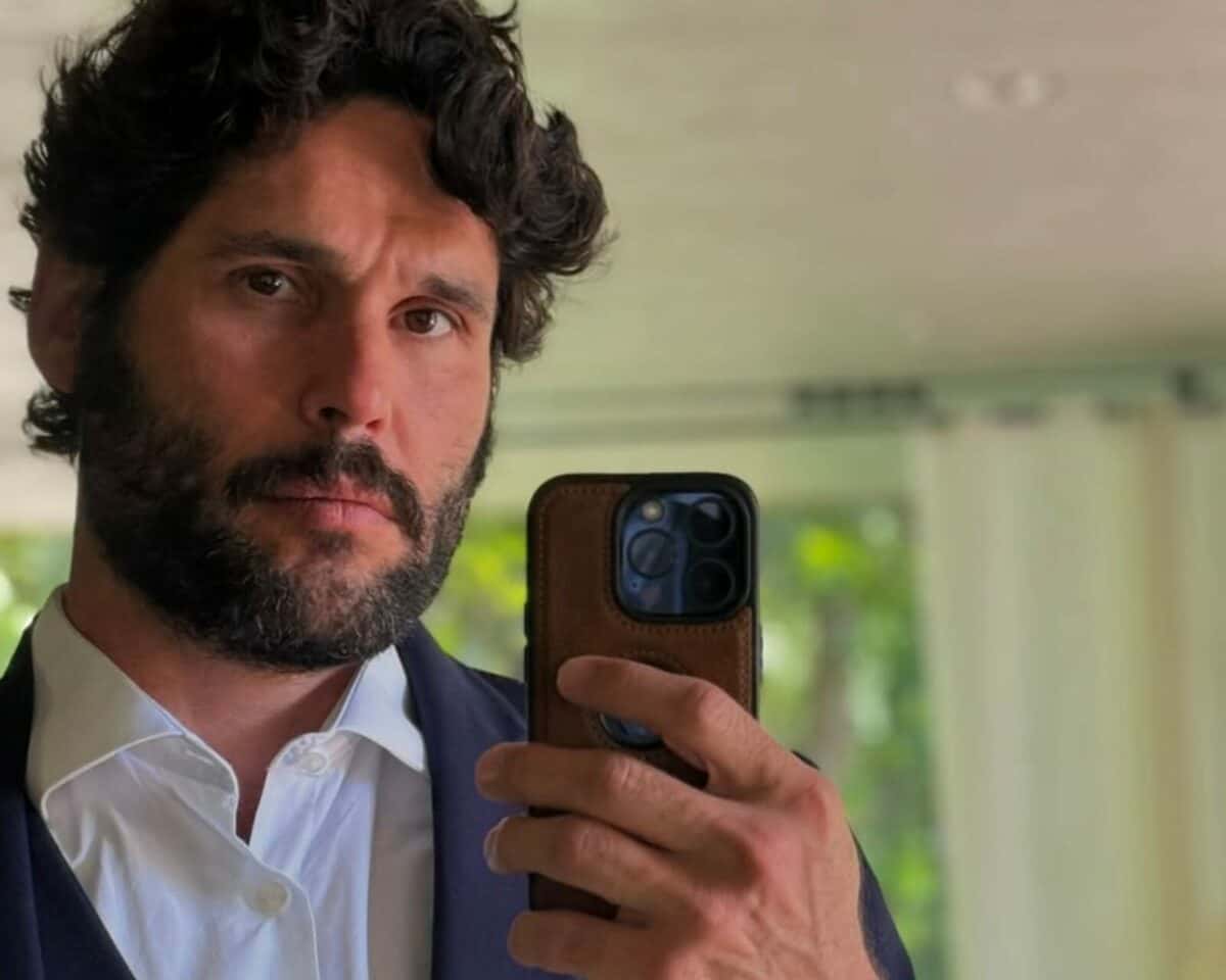 Dudu Azevedo toma banho de cachoeira, exibe abdômen trincado e detalhe causa frisson