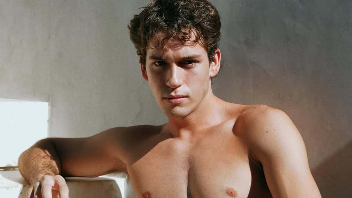 Pietro Antonelli, filho de Giovanna Antonelli e Murilo Benício, surge de cueca em fotos e recebe elogios
