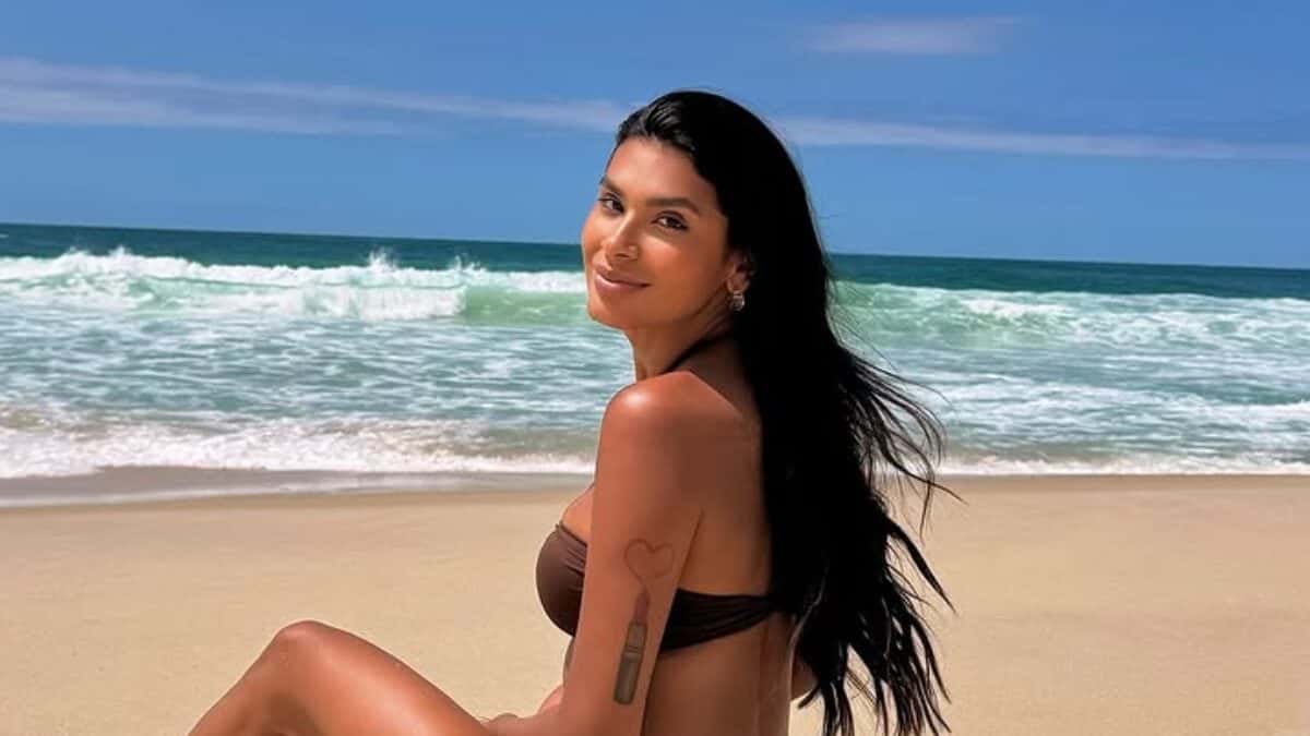 Solteira, Pocah surge de biquíni em fotos e bumbum sarado rouba a cena