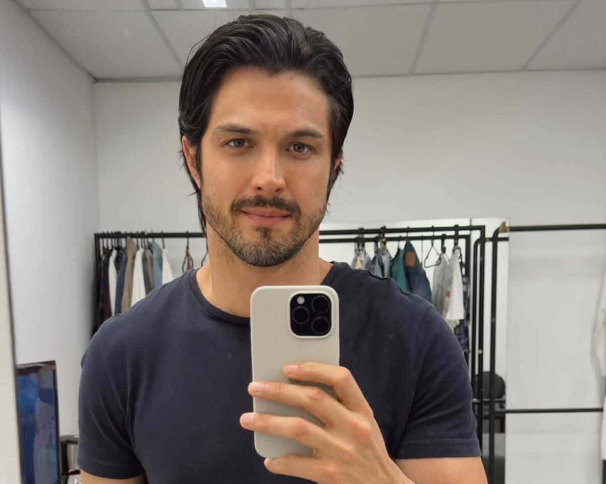 Galã de Três Graças, Romulo Estrela surge sem camisa e anima web