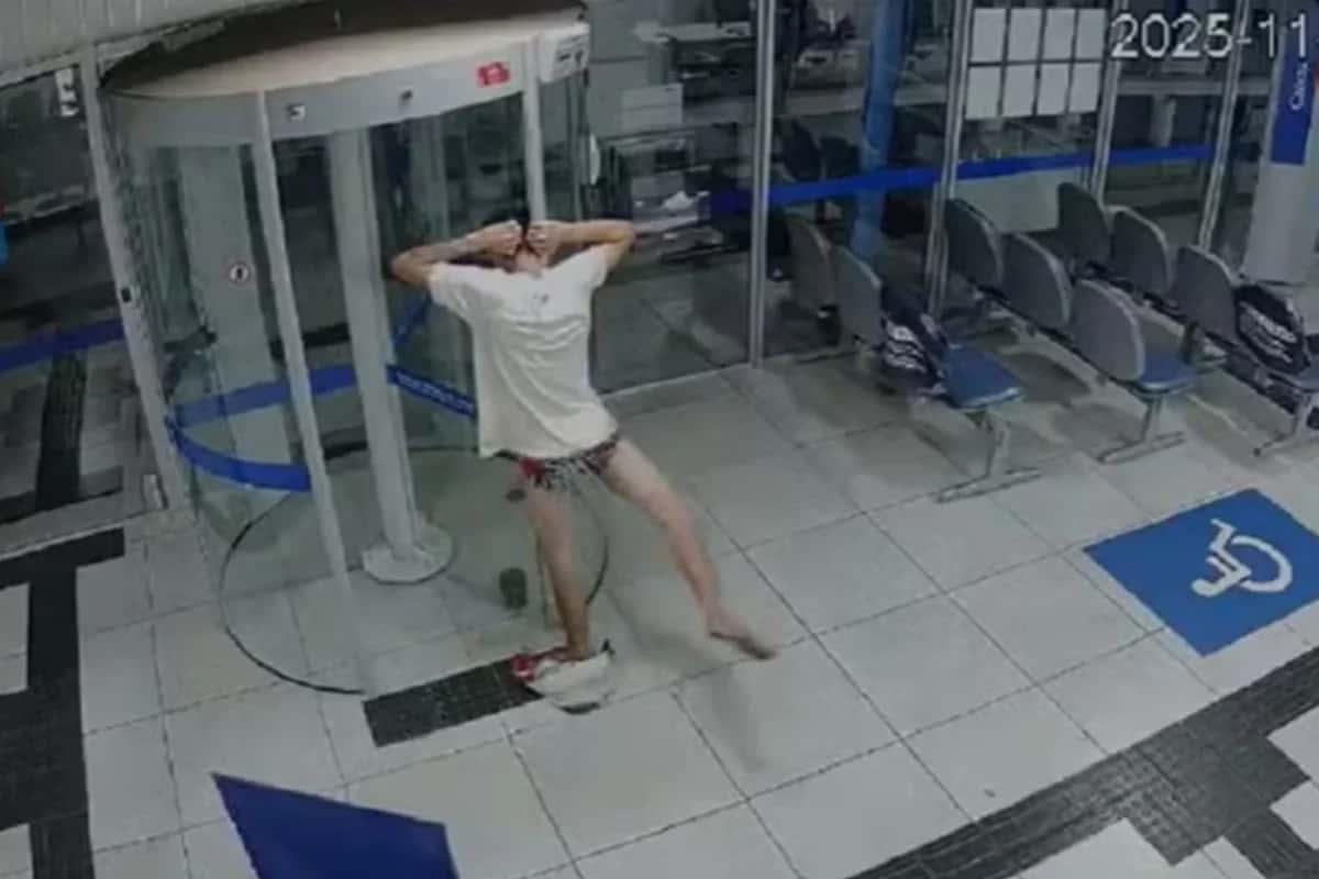 Rapaz fica só de cueca após ficar preso em porta giratória de banco