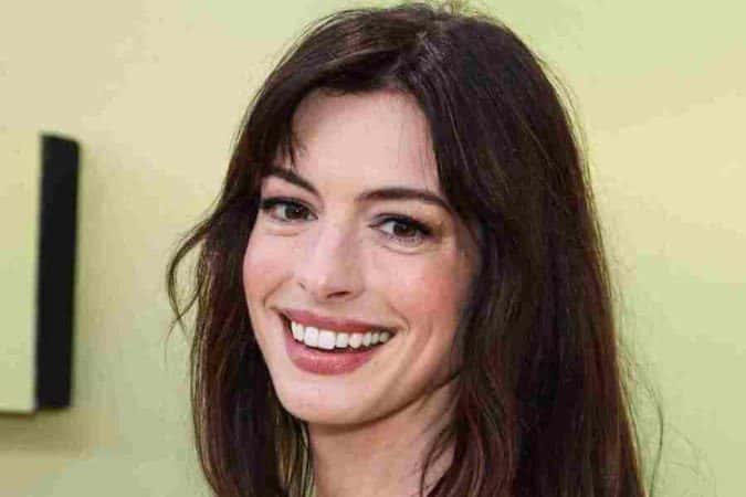 Anne Hathaway cita ‘Águas de Março’ e fãs reagem: “Dá um CPF pra ela”