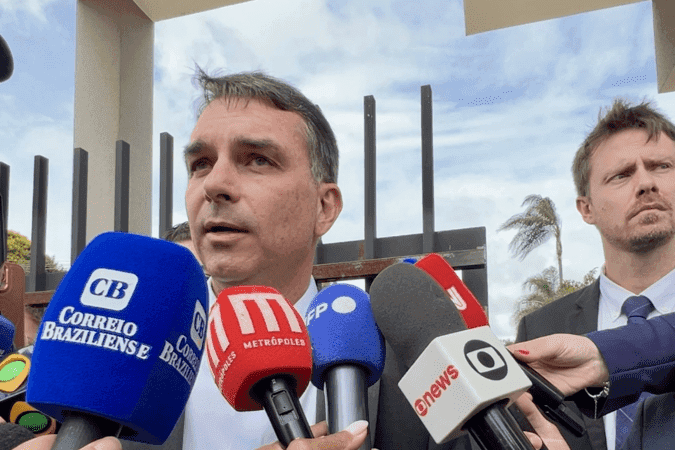 Após visitar o pai, Flávio Bolsonaro diz que pré-candidatura é “irreversível”