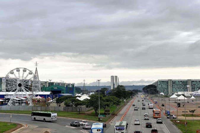 Tempo virou! Chuva ganha força e persistirá até a virada do ano