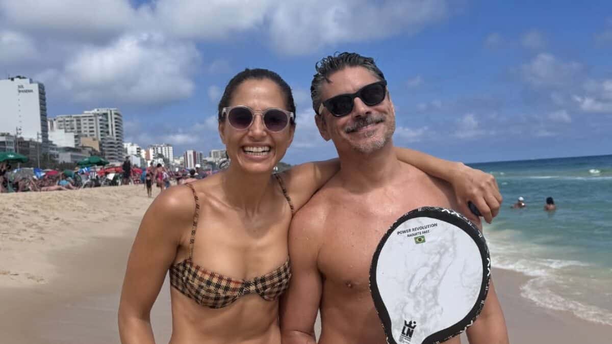 Camila Pitanga posa de biquíni na praia com o noivo, Patrick Pessoa