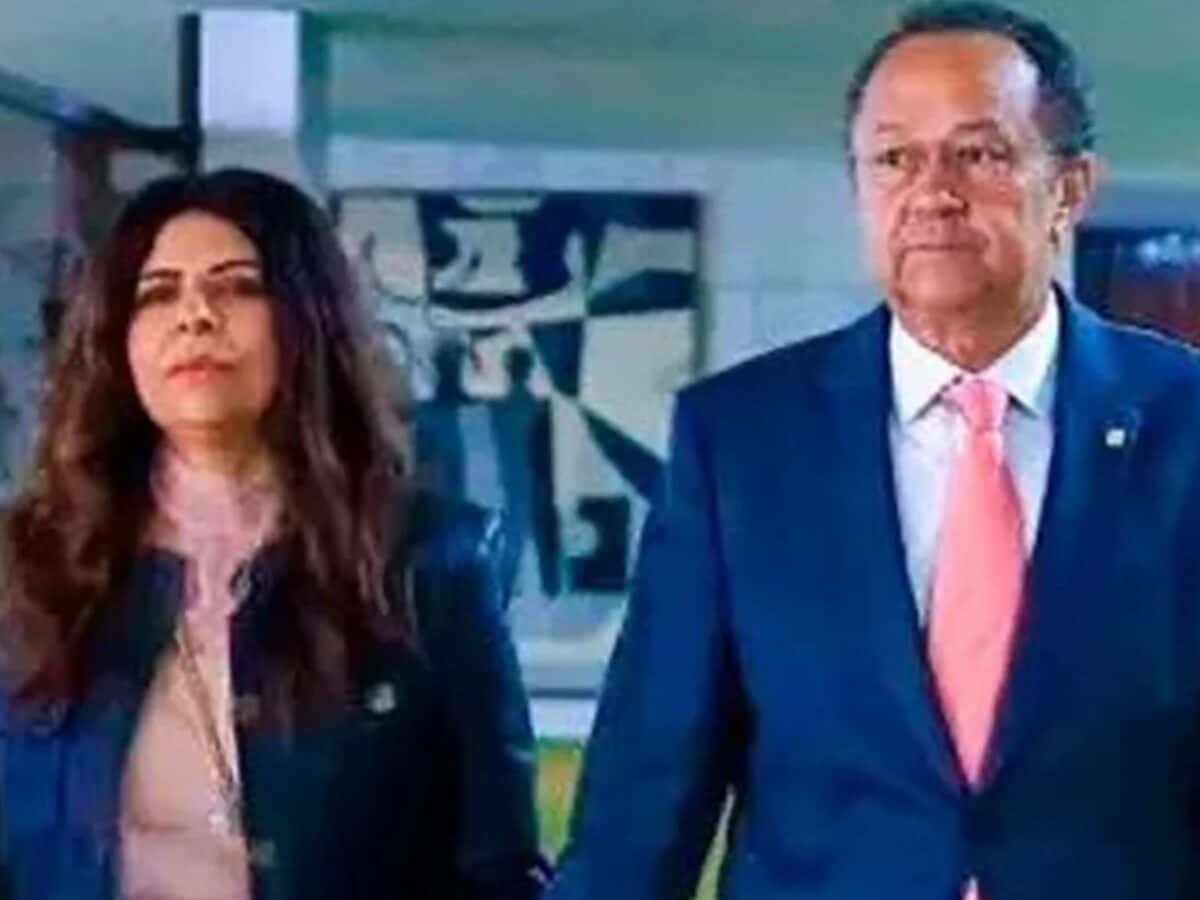 Deputada invade Câmara Municipal atrás de suposta amante do ex