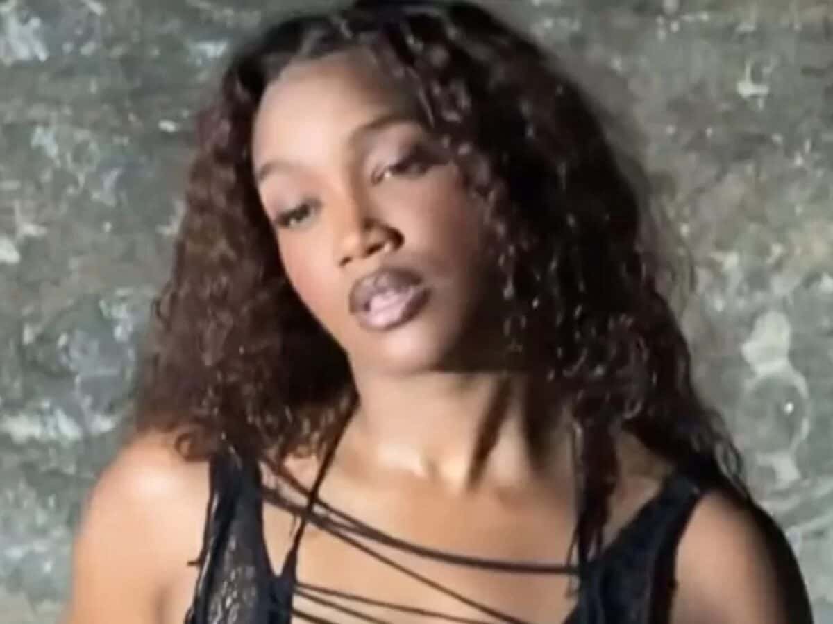 IZA surge com vestido recortado e impressiona a web