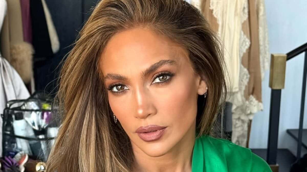 Jennifer Lopez relembra performance em show e corpo sarado rouba a cena