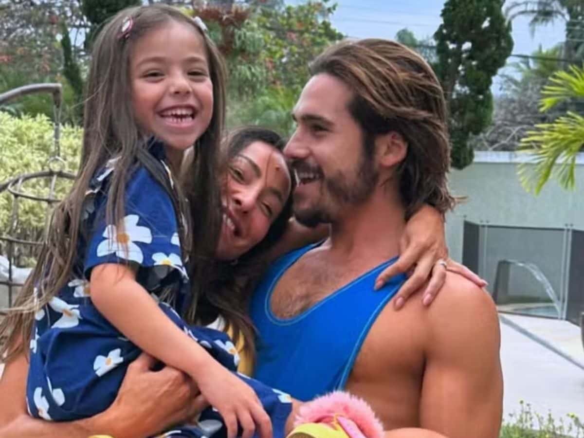 Sabrina Sato fala sobre relação da filha com Nicolas Prattes: “Ele faz questão”