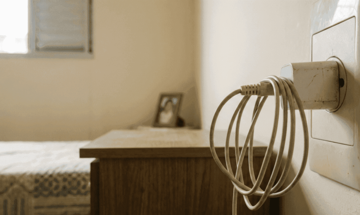 Quanto custa esquecer o carregador na tomada e como esse hábito pesa no bolso
