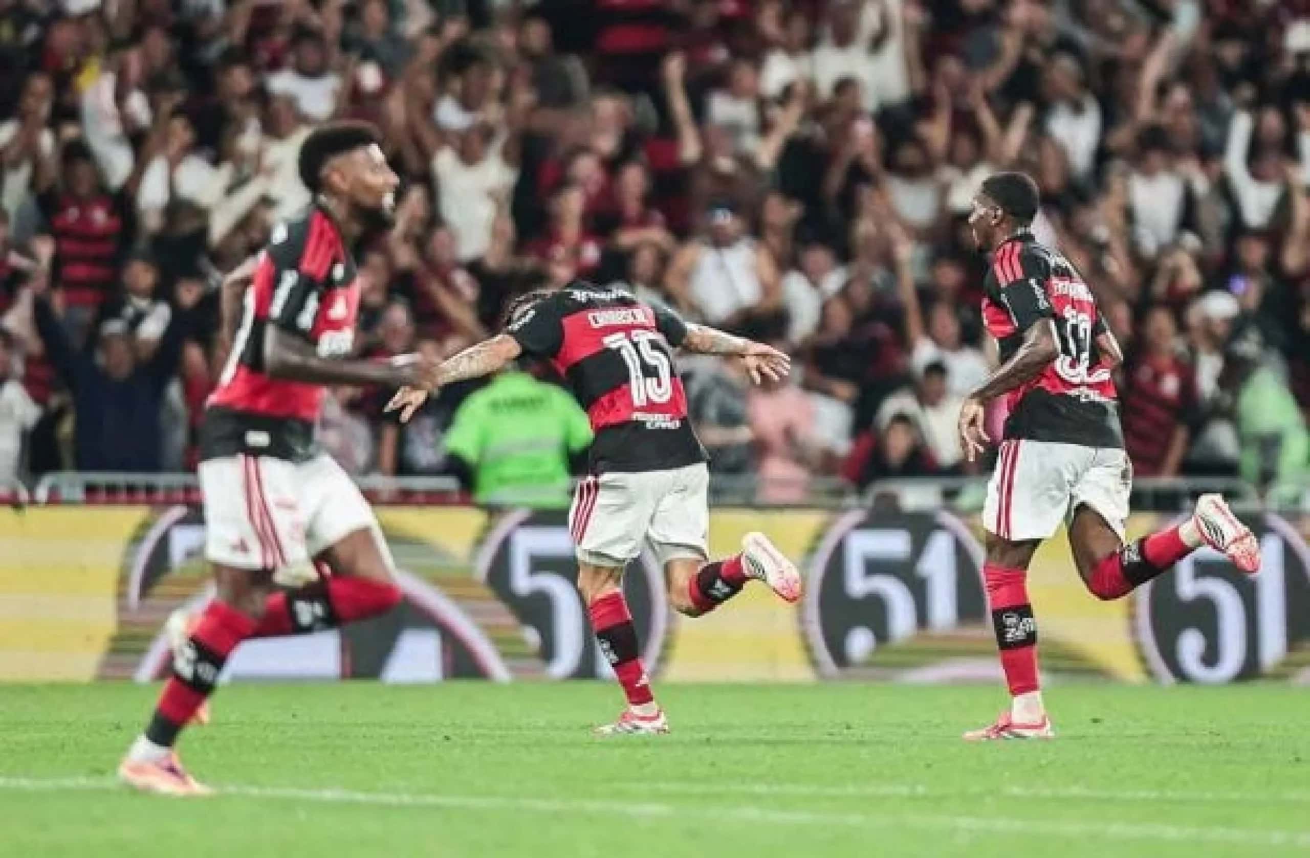 Diante de mais de 50 mil, Flamengo vence o Vasco e respira