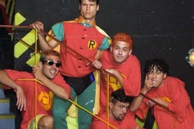 Fotos mostram jaqueta retirada em exumação dos Mamonas intacta