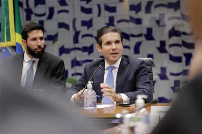 Hugo Motta encaminha PEC do fim da escala 6×1 à CCJ