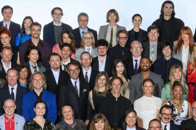 Wagner Moura e Kleber Mendonça Filho posam em foto oficial do Oscar 2026